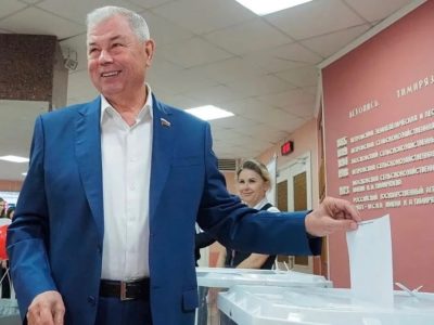 Анатолий Артамонов проголосовал на выборах в Госдуму Анатолий Артамонов проголосовал на выборах в Госдуму