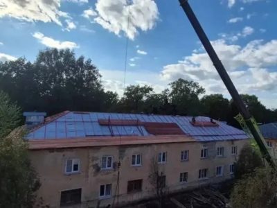 В Калуге на улице Дубрава обновляют крышу В Калуге на улице Дубрава обновляют крышу