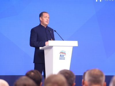 Дмитрий Медведев предложил кандидатуру Дмитрия Кобылкина на должность руководителя фракции Единой России в Госдуме Дмитрий Медведев предложил кандидатуру Дмитрия Кобылкина на должность руководителя фракции Единой России в Госдуме