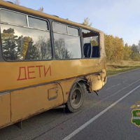 Грузовик протаранил школьный автобус Грузовик протаранил школьный автобус