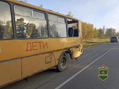 Грузовик протаранил школьный автобус Грузовик протаранил школьный автобус