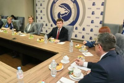 Дмитрий Денисов встретился с учителями за чашкой чая 