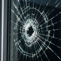 Собственникам пострадавших во время налета дронов квартир компенсируют расходы на ремонт Собственникам пострадавших во время налета дронов квартир компенсируют расходы на ремонт
