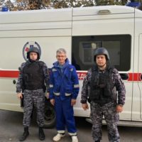 Буйный пациент встретил медиков скорой с ножом и битой