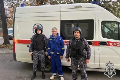 Буйный пациент встретил медиков скорой с ножом и битой