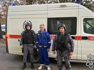 Буйный пациент встретил медиков скорой с ножом и битой Буйный пациент встретил медиков скорой с ножом и битой