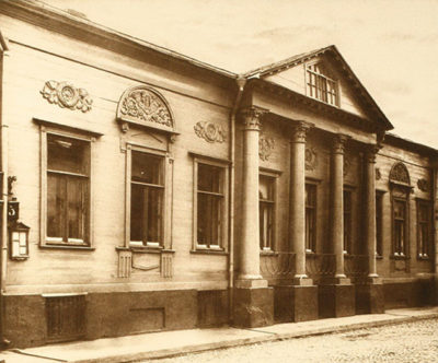 Дом А. Сытина, построенный в 1804–1805 годах, – один из тех уютных одноэтажных домиков с колоннами, антресолями и гипсовой лепниной над окнами, которые определяли облик купеческой Москвы начала XIX века.