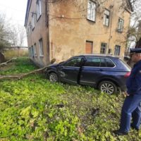 Водитель иномарки врезался в дом на Глаголева Водитель иномарки врезался в дом на Глаголева