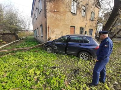 Водитель иномарки врезался в дом на Глаголева